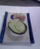 Crema de aguacate fría con rosetas de salmón ahumado y crema agria al eneldo