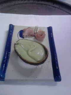 Una foto de Crema de aguacate fría con rosetas de salmón ahumado y crema agria al eneldo
