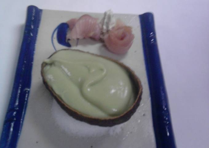 Foto principal de Crema de aguacate fría con rosetas de salmón ahumado y crema agria al eneldo
