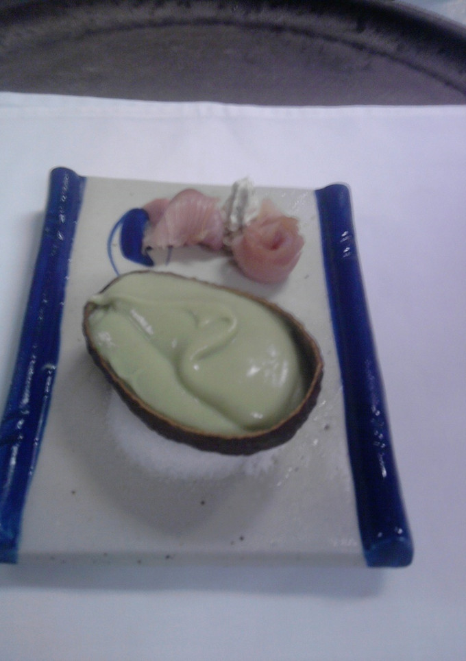 Una foto de Crema de aguacate fría con rosetas de salmón ahumado y crema agria al eneldo