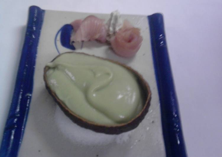 Crema de aguacate fría con rosetas de salmón ahumado y crema agria al eneldo