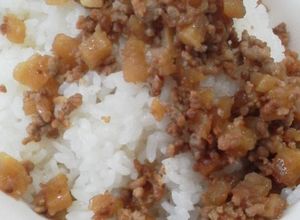 Una foto de Carne de cerdo con nabo y salsa de soya, para comer con arroz. Apto celíacos y alérgicos