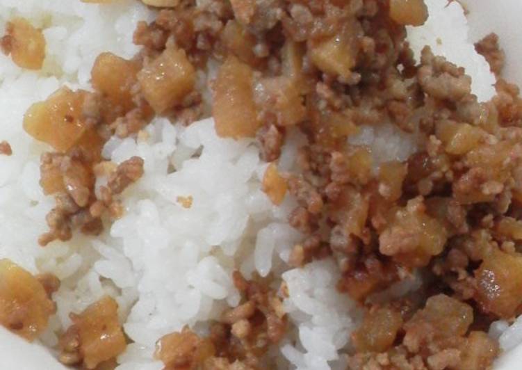 Carne de cerdo con nabo y salsa de soya, para comer con arroz. Apto celíacos y alérgicos