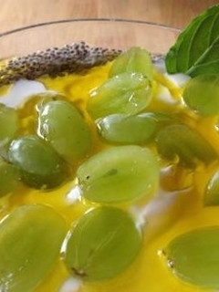 Una foto de Yogur con uvas, sésamo y miel