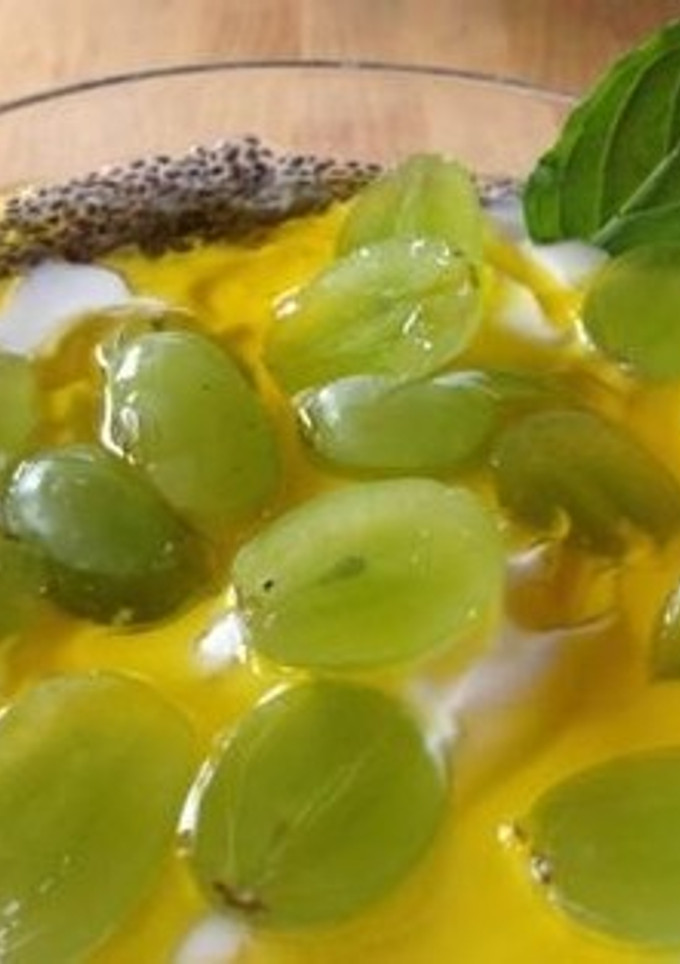 Una foto de Yogur con uvas, sésamo y miel