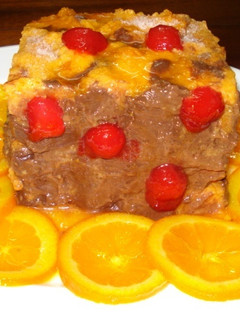 Una foto de Pirámide de gelatina con chocolate y rodajas de naranja confitadas