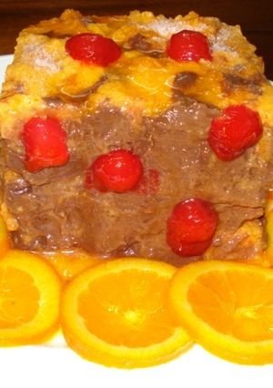 Una foto de Pirámide de gelatina con chocolate y rodajas de naranja confitadas