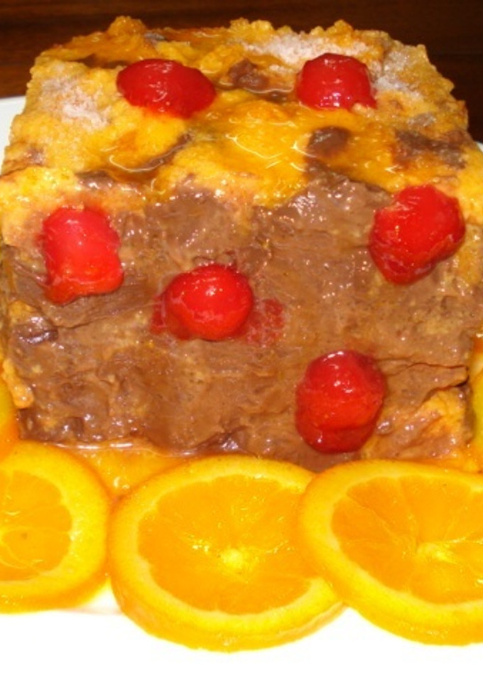 Una foto de Pirámide de gelatina con chocolate y rodajas de naranja confitadas