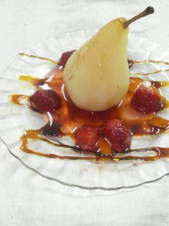 Una foto de Peras en almíbar de fresas y naranja