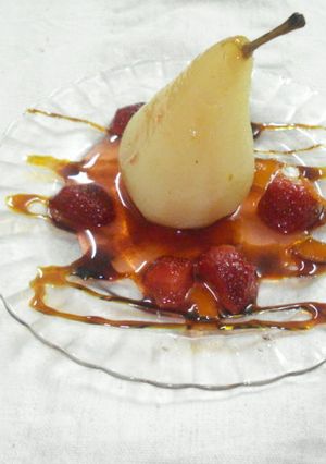 Una foto de Peras en almíbar de fresas y naranja