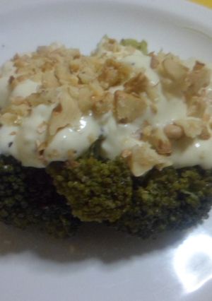 Una foto de Brocolí con salsa de queso azul