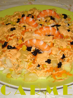 Una foto de Ensalada con langostinos al caviar