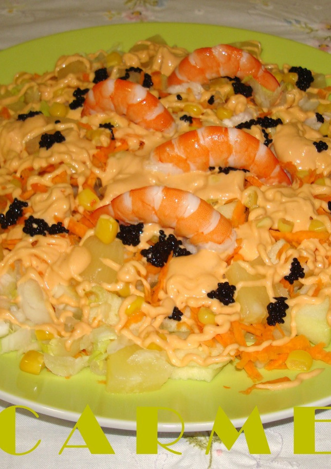 Una foto de Ensalada con langostinos al caviar
