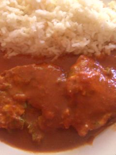 Una foto de Tortas de camarón con nopales en salsa roja