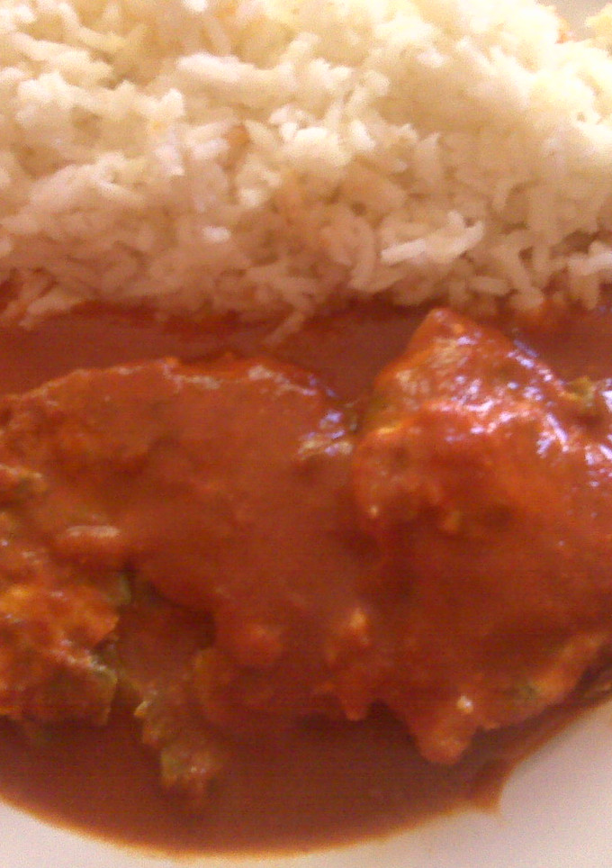 Una foto de Tortas de camarón con nopales en salsa roja