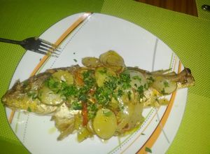 Una foto de Pargo blanco horneado bañado en picadillo