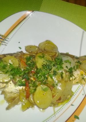 Una foto de Pargo blanco horneado bañado en picadillo