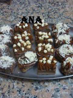 Una foto de Cuadraditos bombón de chocolate y dulce de leche