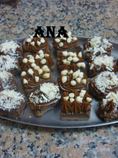 Una foto de Cuadraditos bombón de chocolate y dulce de leche