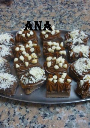 Una foto de Cuadraditos bombón de chocolate y dulce de leche