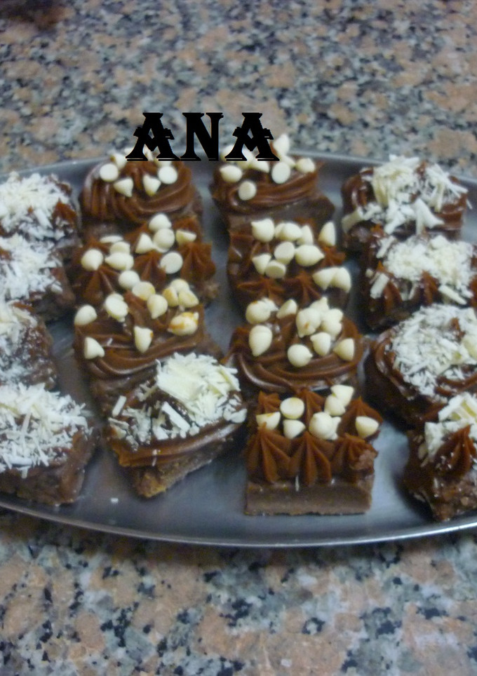 Una foto de Cuadraditos bombón de chocolate y dulce de leche