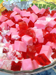 Una foto de Gelatina de fresas con crema