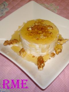 Una foto de Requesón con miel y nueces picadas