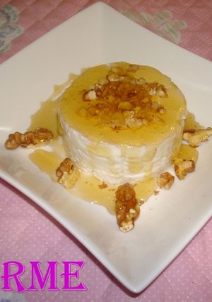 Una foto de Requesón con miel y nueces picadas