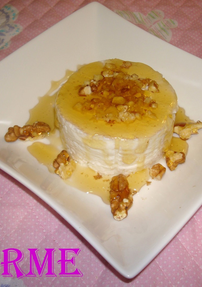Una foto de Requesón con miel y nueces picadas