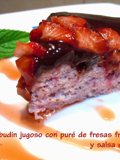 Una foto de Bizcocho budin jugoso con salsa de fresas frescas y salsa de chocolate