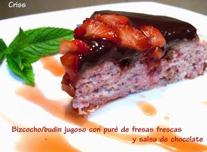 Foto principal de Bizcocho budin jugoso con salsa de fresas frescas y salsa de chocolate