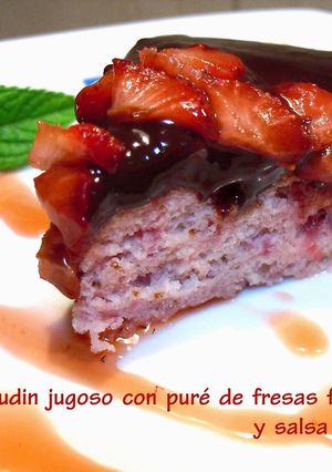 Una foto de Bizcocho budin jugoso con salsa de fresas frescas y salsa de chocolate