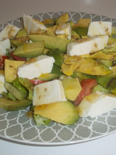 Una foto de Ensalada de aguacate con salsa de aceite y miel