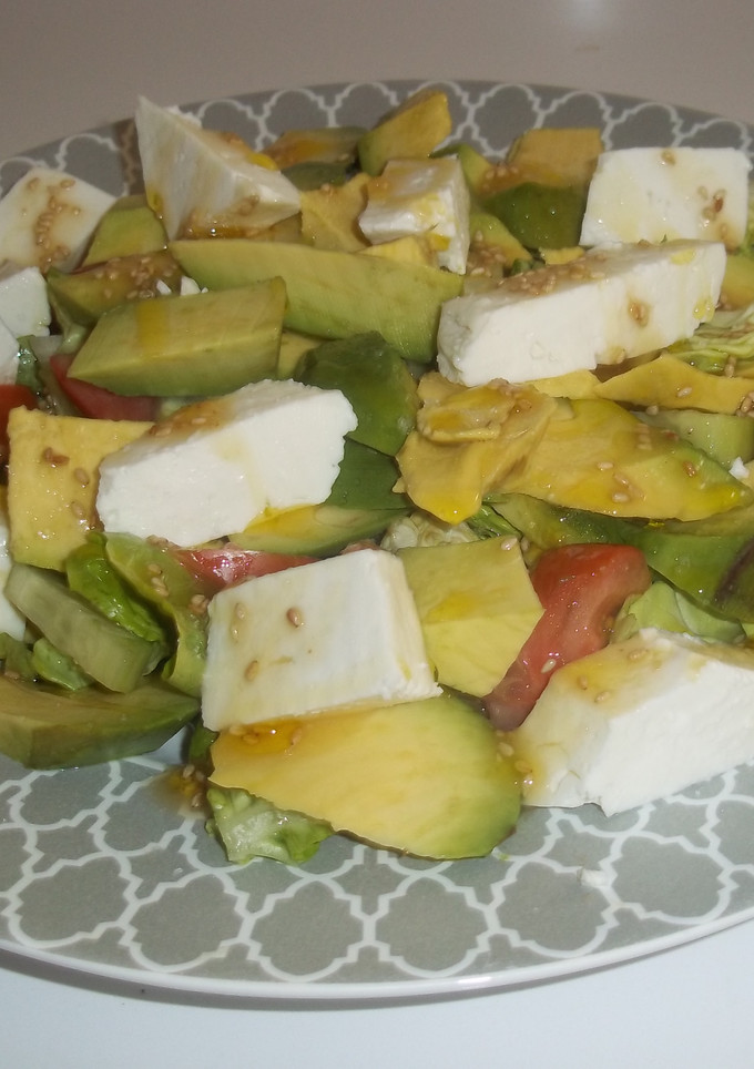 Una foto de Ensalada de aguacate con salsa de aceite y miel