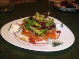 Ensalada de brotes con frutas deshidratadas y emulsión de guayaba