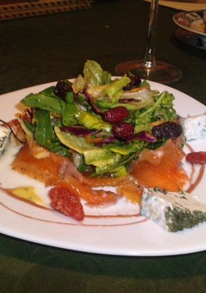 Una foto de Ensalada de brotes con frutas deshidratadas y emulsión de guayaba