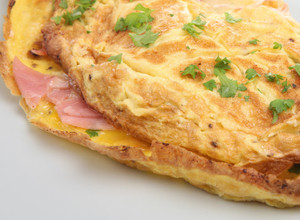 Una foto de Omelette con jamón y queso rápido