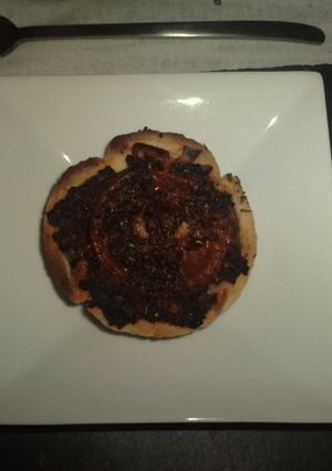 Una foto de Tartaletas de pisto y pesto rojo