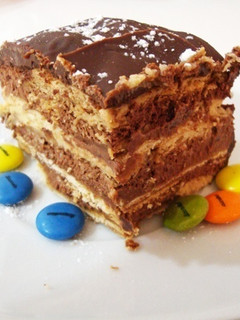 Una foto de Pastel de chocolate y galletas