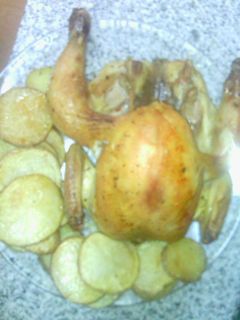 Una foto de Picantón al horno con patatas