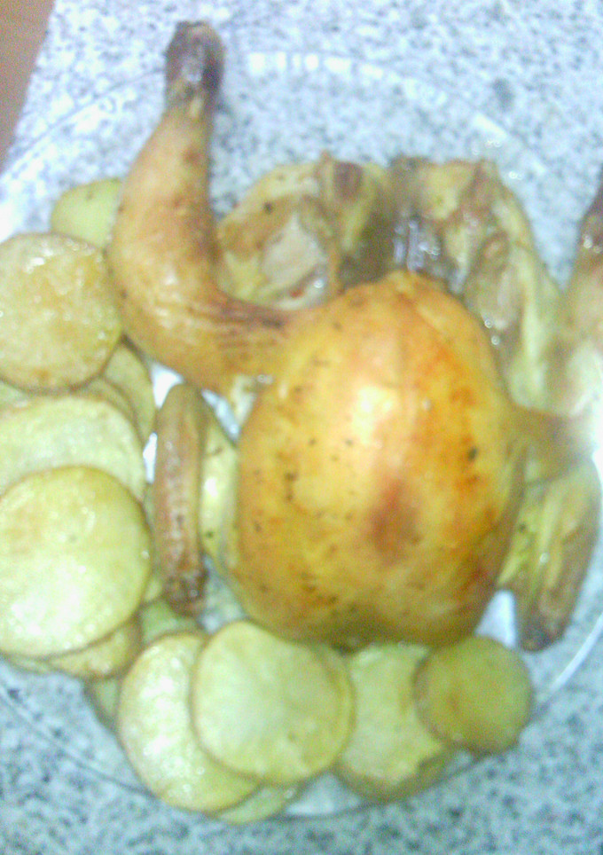 Una foto de Picantón al horno con patatas