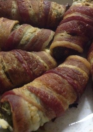 Una foto de Chiles jalapeños envueltos en tocino #superbowl