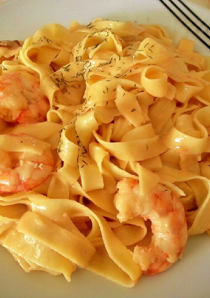 Una foto de Tallarines con gambas