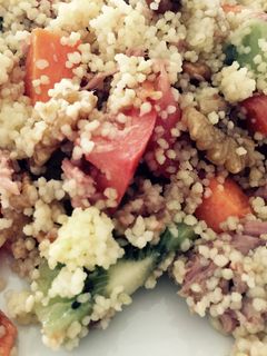 Una foto de Ensalada de cuscus con kiwi y nueces
