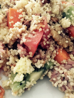 Una foto de Ensalada de cuscus con kiwi y nueces