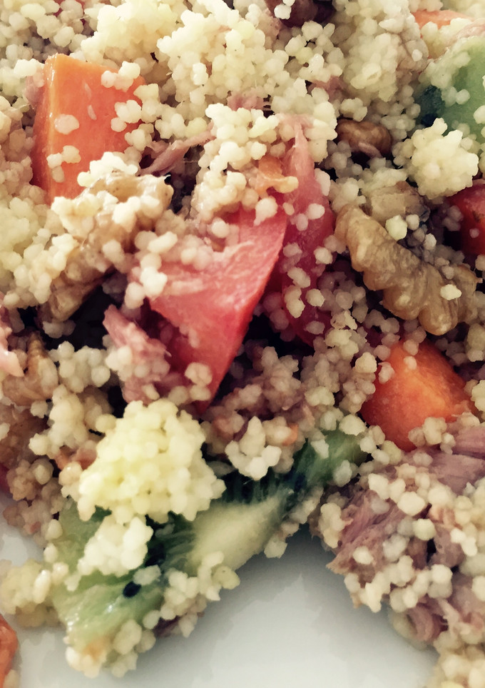 Una foto de Ensalada de cuscus con kiwi y nueces