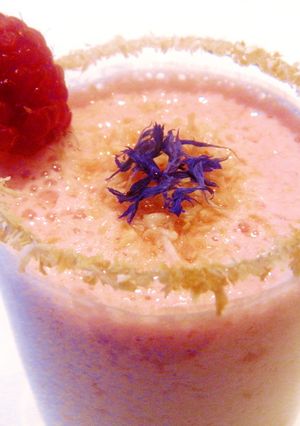 Una foto de Lassi de frambuesa y coco