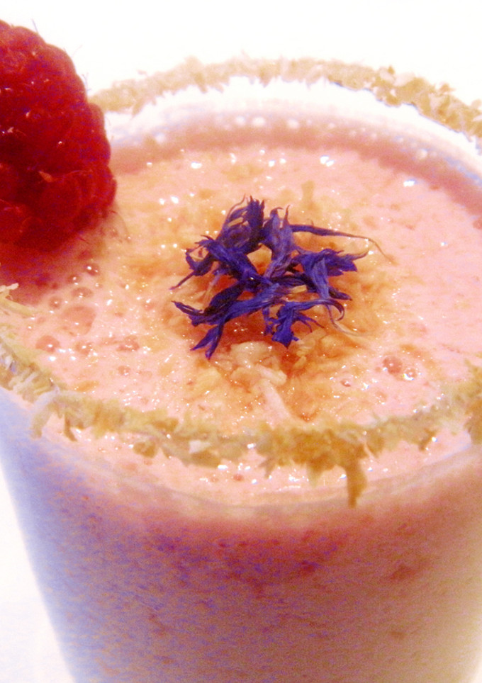 Una foto de Lassi de frambuesa y coco