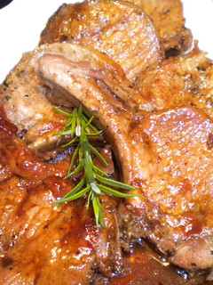 Una foto de Chuletas de cerdo con cerveza y ajos