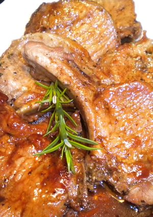 Una foto de Chuletas de cerdo con cerveza y ajos